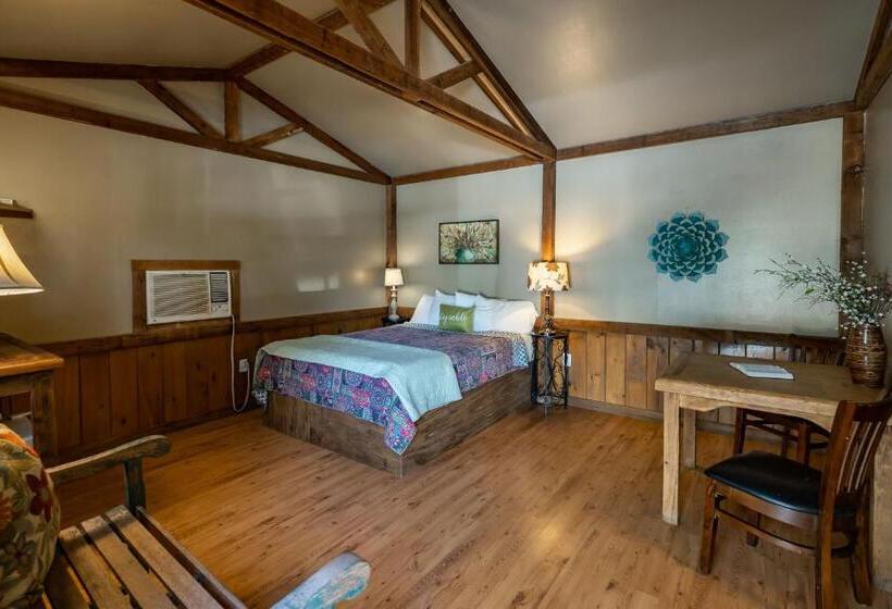 스탠다드 스튜디오, The Historic Leakey Inn