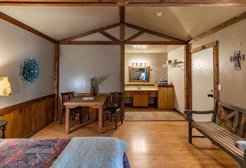 스탠다드 스튜디오, The Historic Leakey Inn