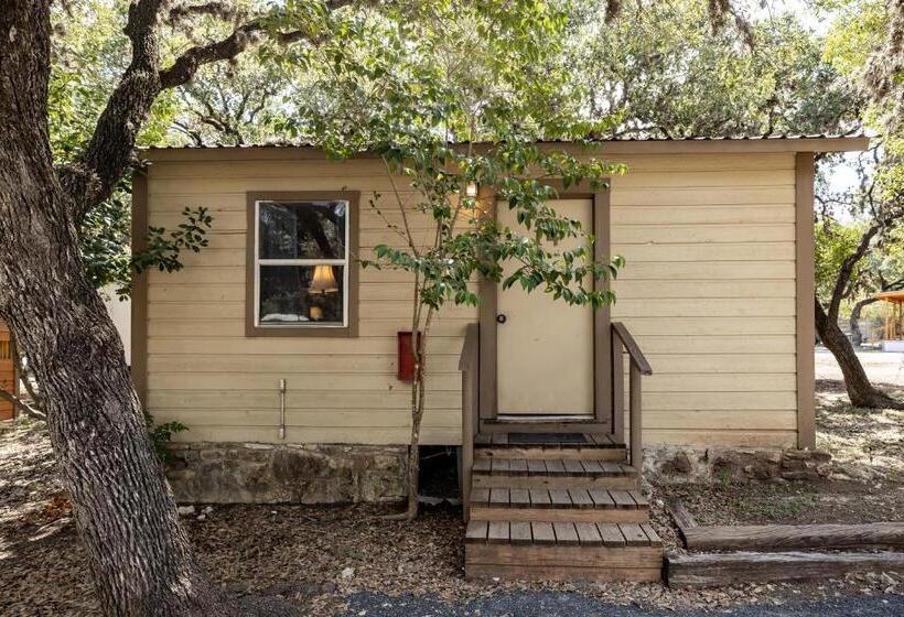 스탠다드 스튜디오, The Historic Leakey Inn