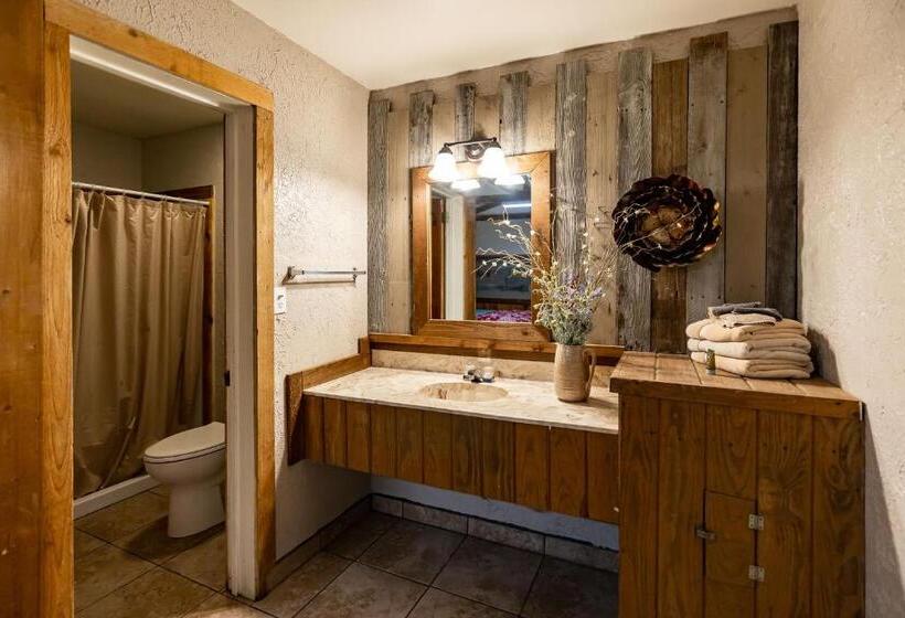 디럭스 스튜디오, The Historic Leakey Inn