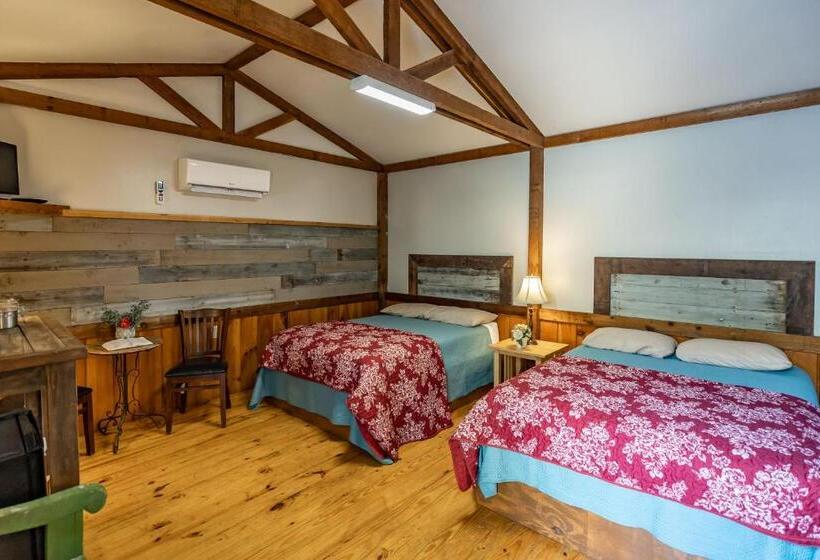 디럭스 스튜디오, The Historic Leakey Inn