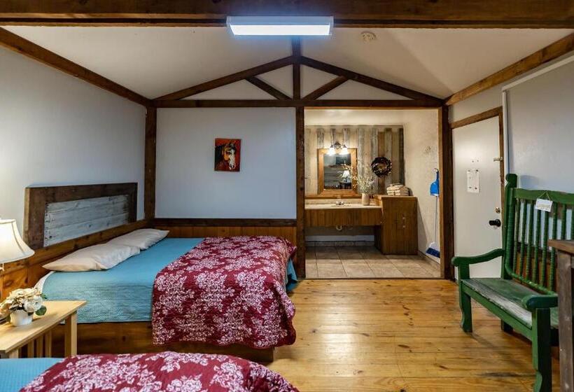 디럭스 스튜디오, The Historic Leakey Inn