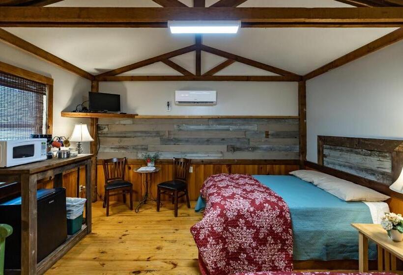 디럭스 스튜디오, The Historic Leakey Inn