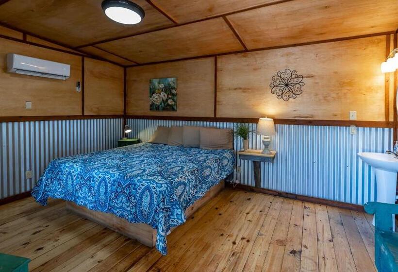 스탠다드 스튜디오 킹침대, The Historic Leakey Inn