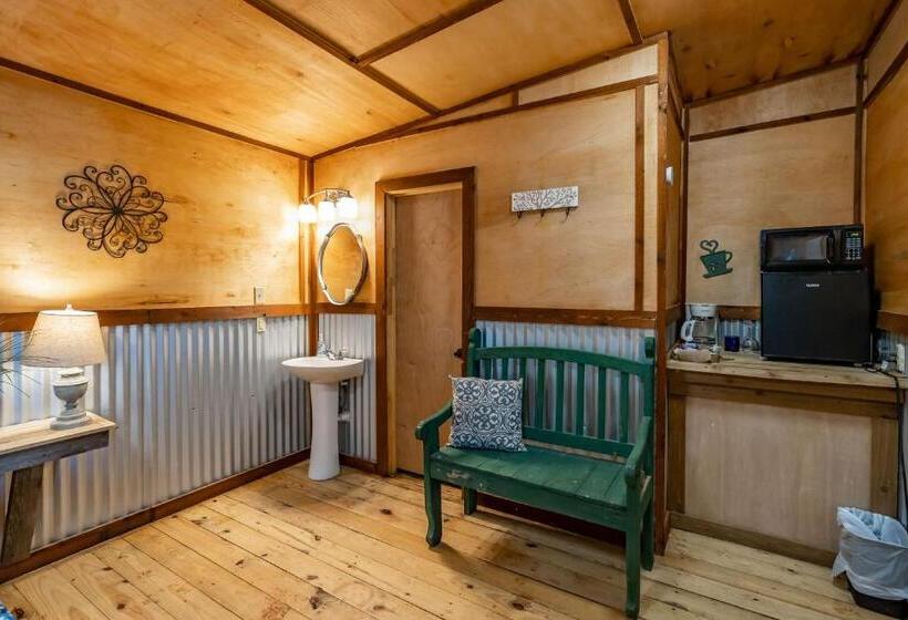 스탠다드 스튜디오 킹침대, The Historic Leakey Inn