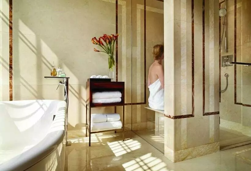 キングサイズベッドのスタンダードルーム, Four Seasons Hotel Hangzhou At West Lake
