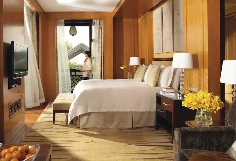 キングサイズベッドのスタンダードルーム, Four Seasons Hotel Hangzhou At West Lake
