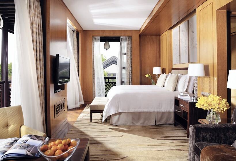キングサイズベッドのスタンダードルーム, Four Seasons Hotel Hangzhou At West Lake