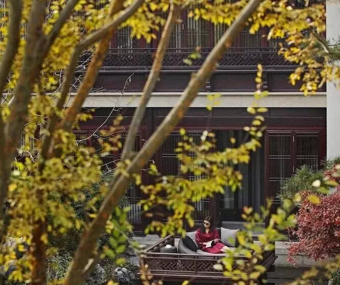 キングサイズベッドのスタンダードルーム, Four Seasons Hotel Hangzhou At West Lake