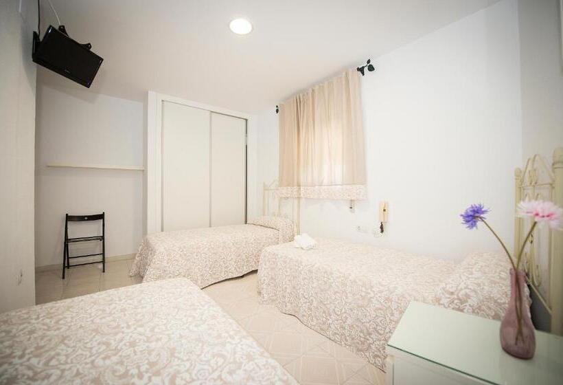 Habitació Triple Estàndard, Hostal Avenida