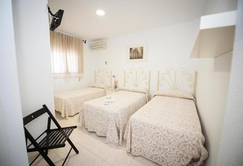 Habitació Triple Estàndard, Hostal Avenida