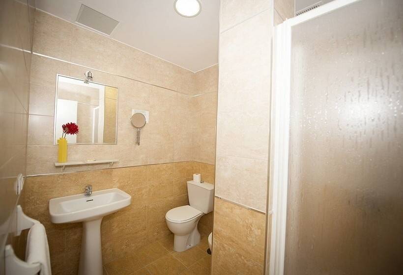 Habitació Triple Estàndard, Hostal Avenida