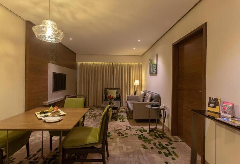 Люкс, Sayaji Indore