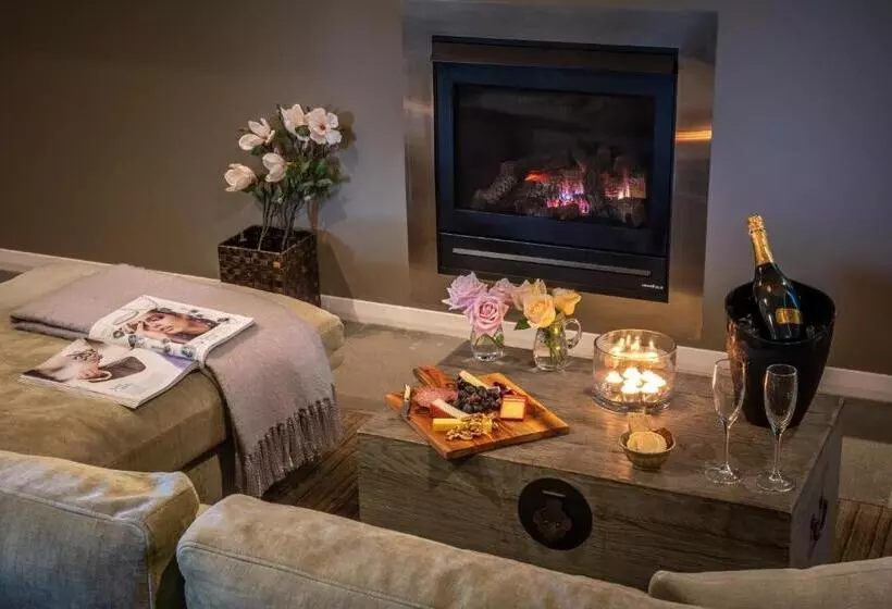 Deluxe Suite King Bed, Woodhouse Mountain Lodge
