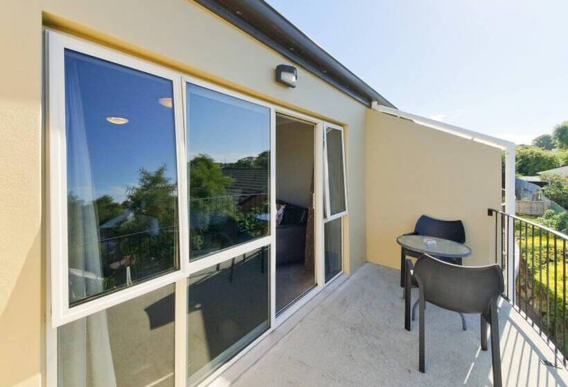 이그제큐티브 스튜디오, Asure Avenue Motor Lodge