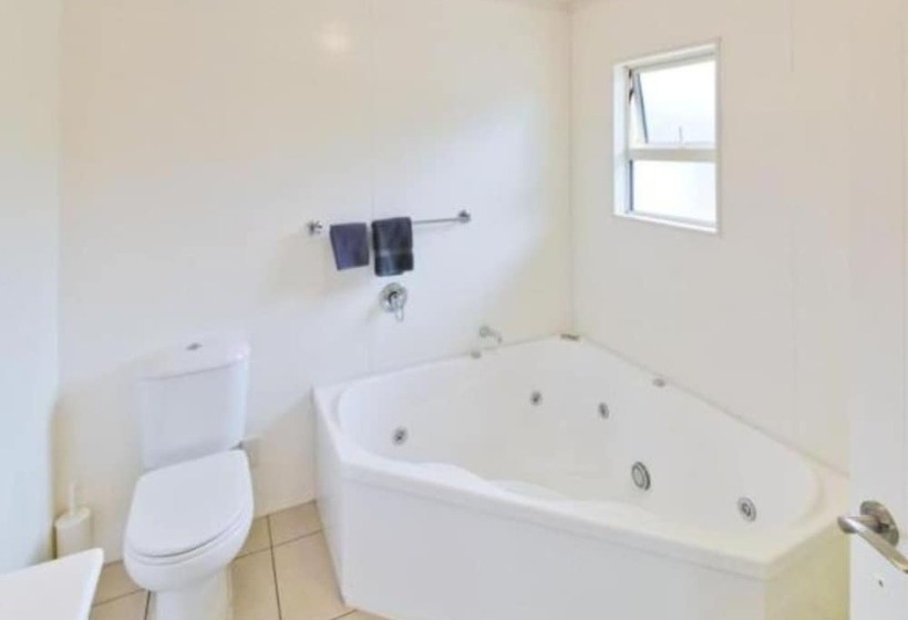 패밀리 스튜디오, Asure Avenue Motor Lodge