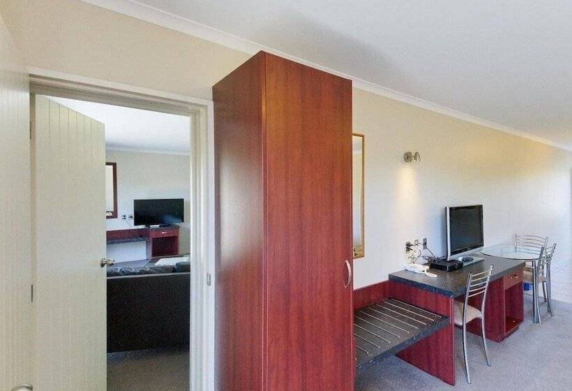 이그제큐티브 스튜디오, Asure Avenue Motor Lodge