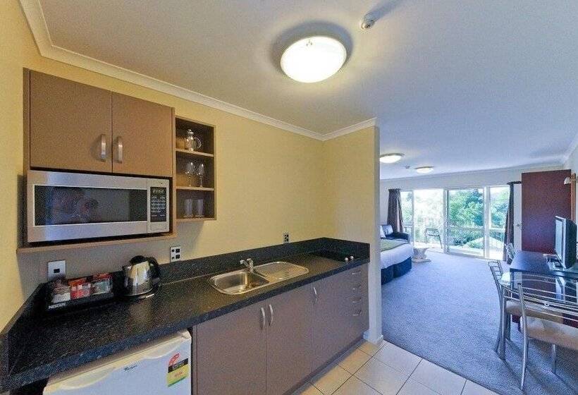 이그제큐티브 스튜디오, Asure Avenue Motor Lodge