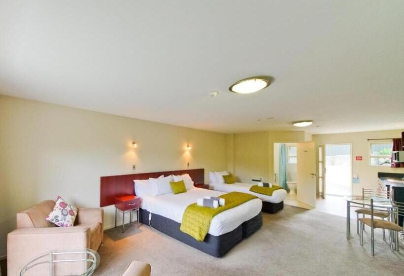 이그제큐티브 스튜디오, Asure Avenue Motor Lodge