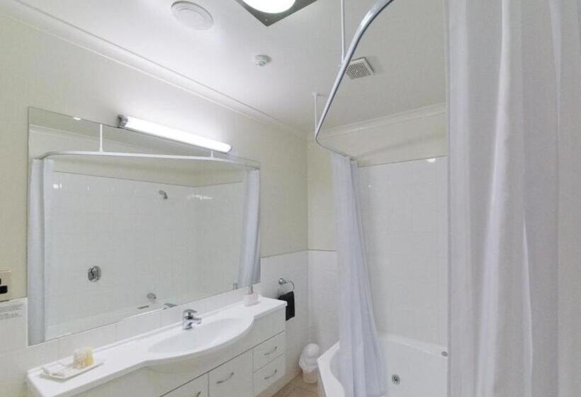 스탠다드 스튜디오, Asure Avenue Motor Lodge