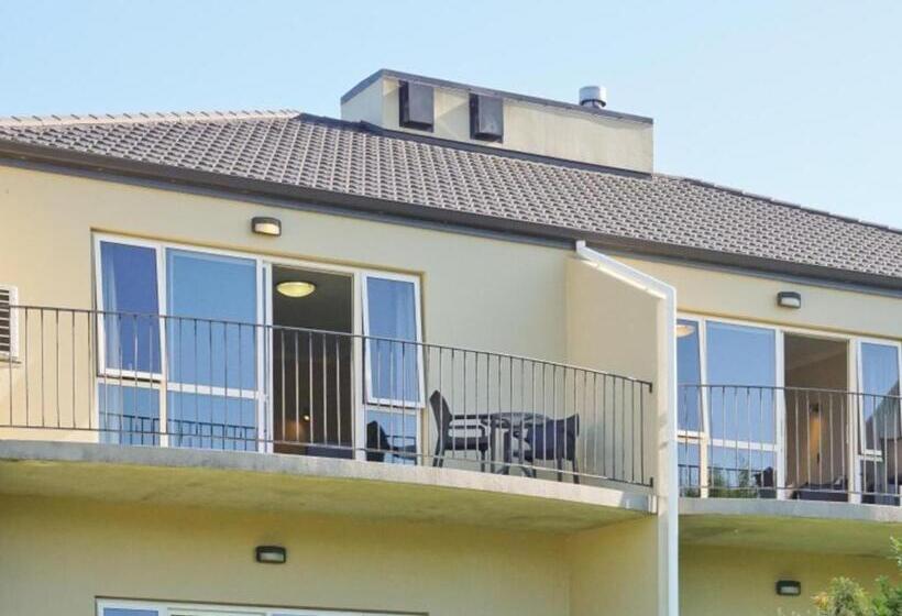 스탠다드 스튜디오, Asure Avenue Motor Lodge