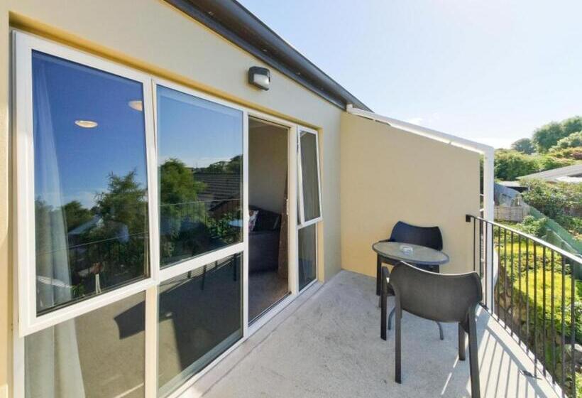 스탠다드 스튜디오, Asure Avenue Motor Lodge