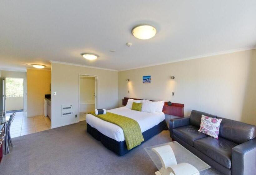 스탠다드 스튜디오, Asure Avenue Motor Lodge