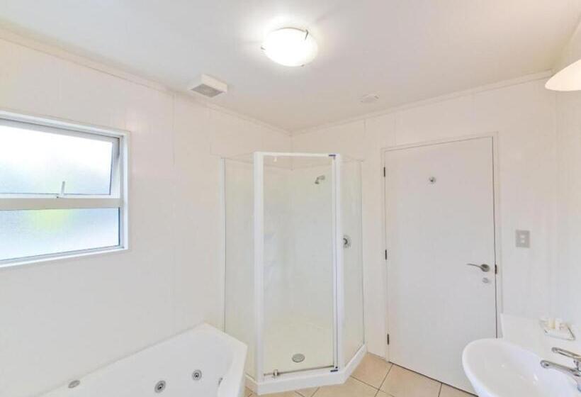 패밀리 스튜디오, Asure Avenue Motor Lodge