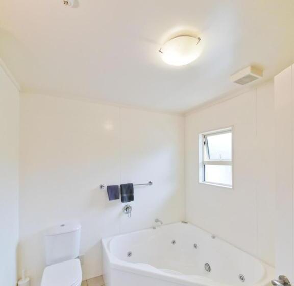 패밀리 스튜디오, Asure Avenue Motor Lodge