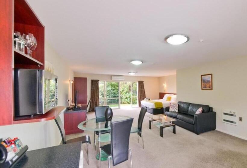 패밀리 스튜디오, Asure Avenue Motor Lodge