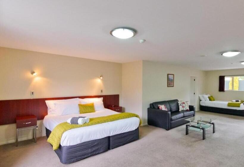 패밀리 스튜디오, Asure Avenue Motor Lodge