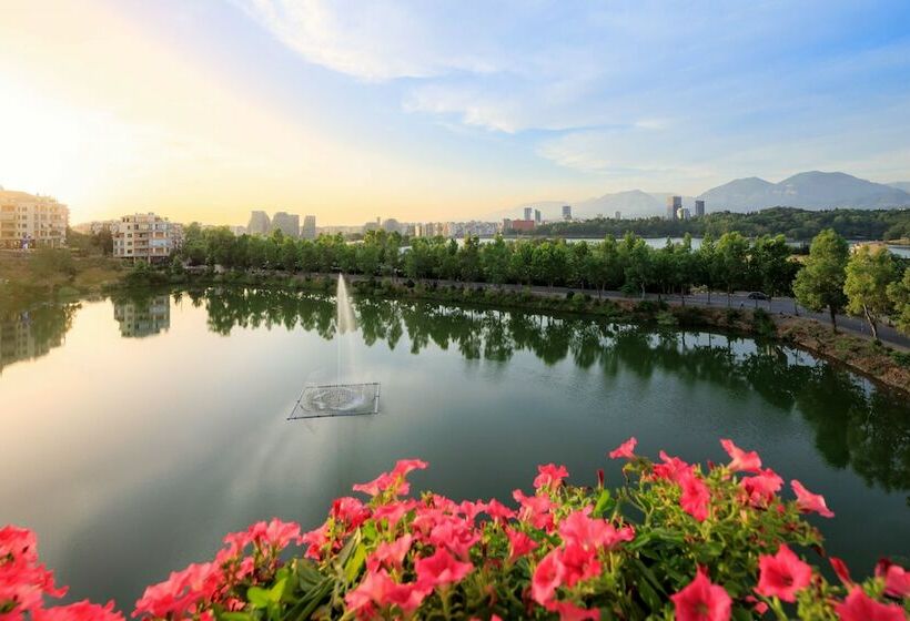 带河湖景观的轻年套房, Radisson Collection Morina Hotel, Tirana