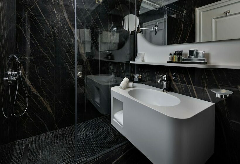 جناح جونيور مطل علي البحيرة, Radisson Collection Morina Hotel, Tirana