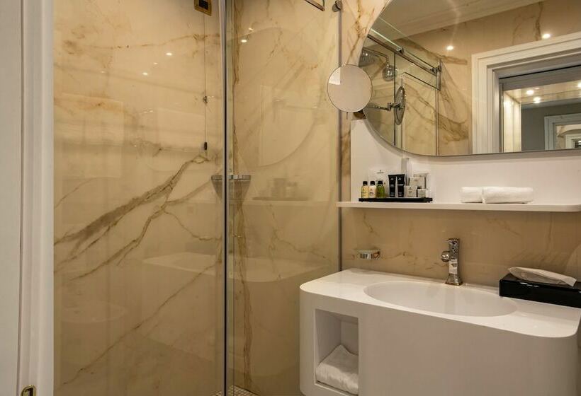 جناح جونيور مطل علي البحيرة, Radisson Collection Morina Hotel, Tirana