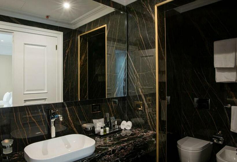 جناح مطل على البحيرة, Radisson Collection Morina Hotel, Tirana