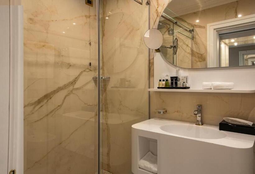 带河湖景观的轻年套房, Radisson Collection Morina Hotel, Tirana
