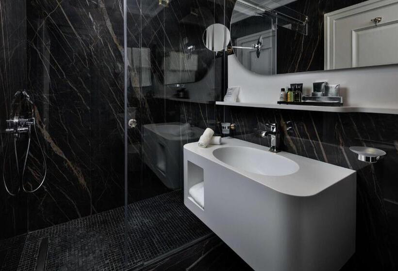 جناح جونيور مطل علي البحيرة, Radisson Collection Morina Hotel, Tirana