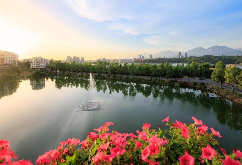 جناح جونيور مطل علي البحيرة, Radisson Collection Morina Hotel, Tirana