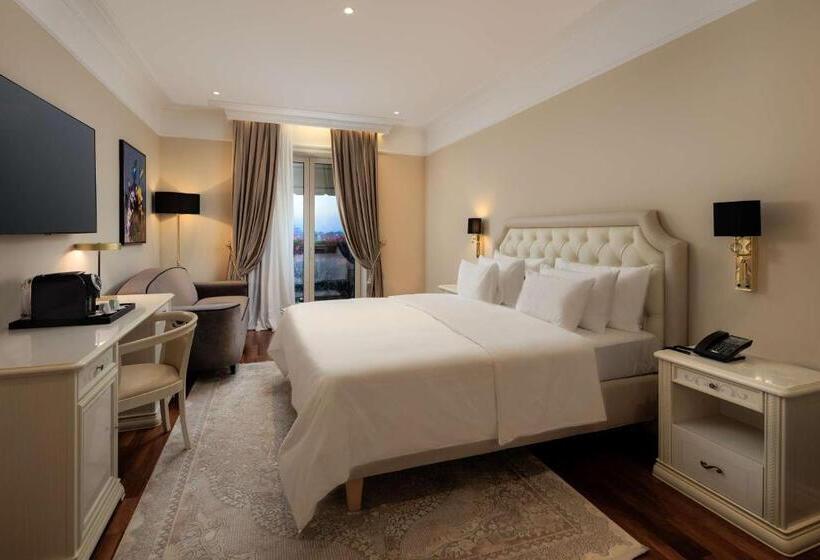 带河湖景观的轻年套房, Radisson Collection Morina Hotel, Tirana