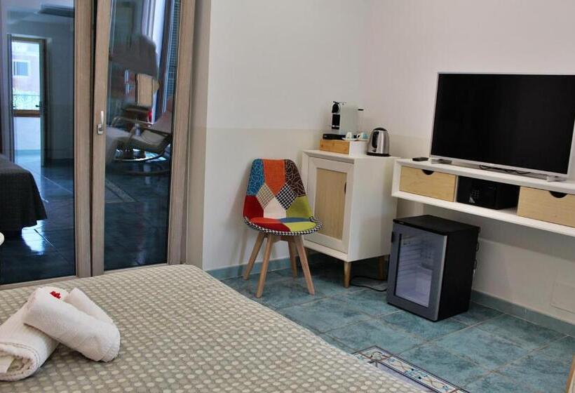 غرفة قياسية مزوَّدة بشُرفة, Lo Smeraldo