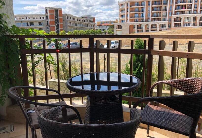 غرفة قياسية مزوَّدة بشُرفة, Fregata Complex Marina