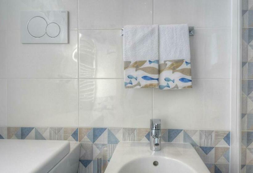 غرفة قياسية مطلّة علي البحر, Vela D’oro