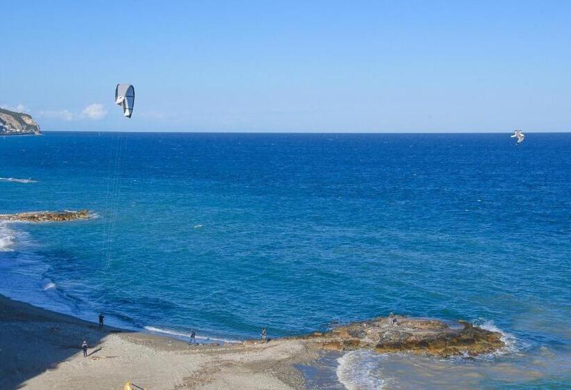 غرفة قياسية مطلّة علي البحر, Vela D’oro