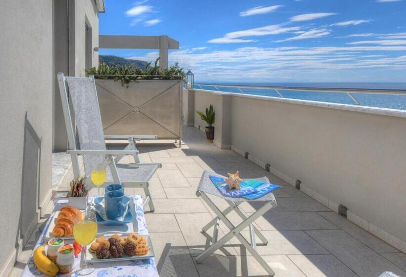 غرفة ديلوكس مطلّة علي البحر مزوَّدة بشُرفة, Vela D’oro