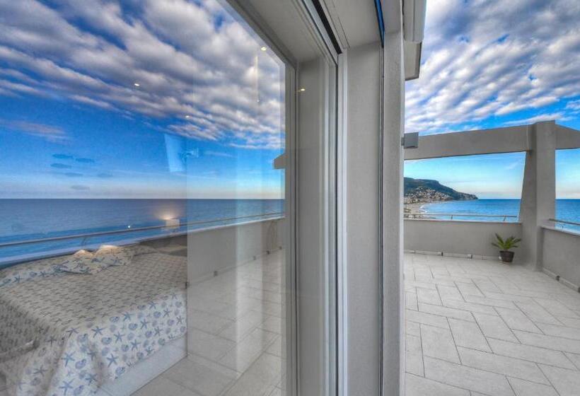 غرفة ديلوكس مطلّة علي البحر مزوَّدة بشُرفة, Vela D’oro