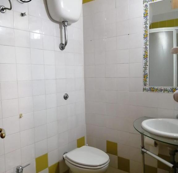 חדר אקונומי לארבעה, Parigino