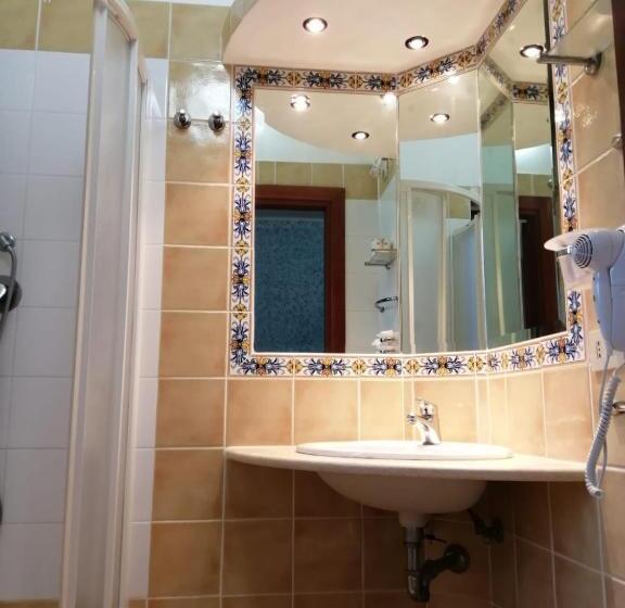 חדר לארבעה סטנדרטי עם מרפסת, Parigino