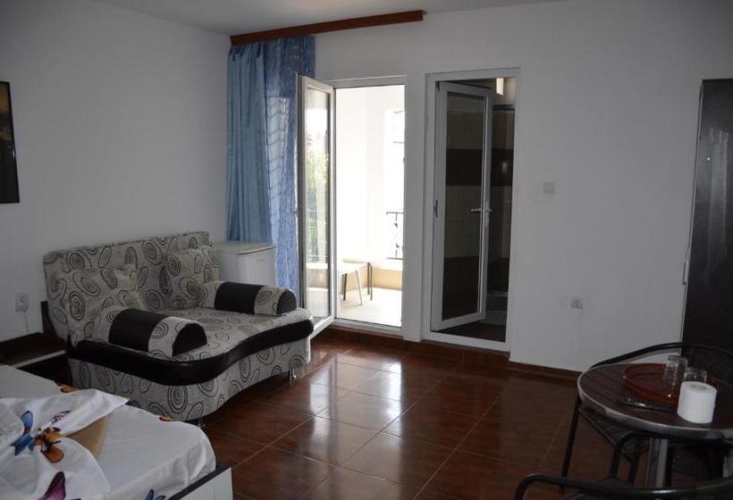 חדר לארבעה סטנדרטי עם מרפסת, Vila Cu Livada