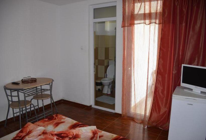 חדר לארבעה סטנדרטי עם מרפסת, Vila Cu Livada