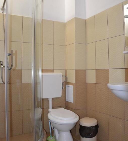 חדר לארבעה סטנדרטי עם מרפסת, Vila Cu Livada